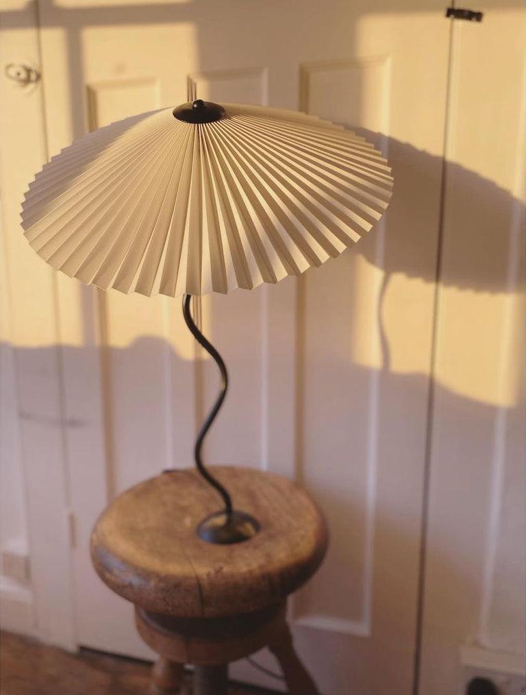 Squiggle bordlampe – Moderne stilfuld lampe til stue, soveværelse og kontor