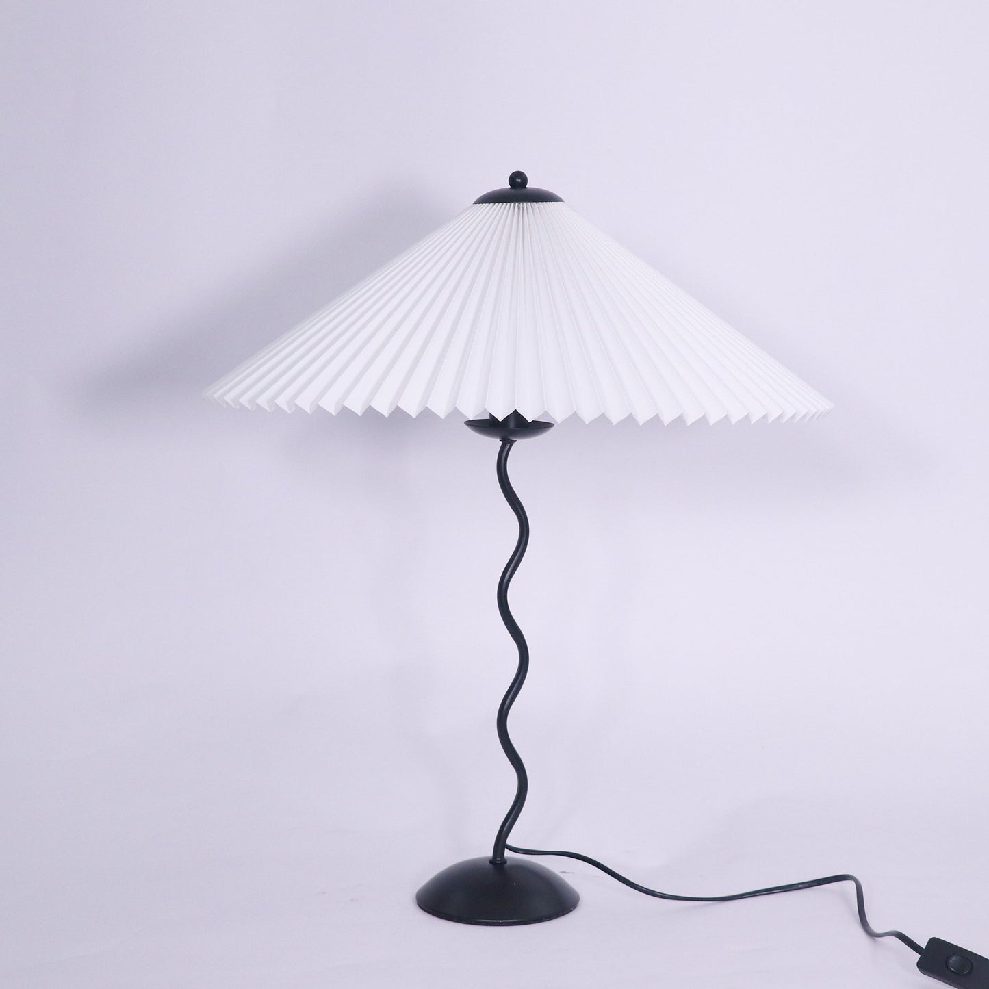 Squiggle bordlampe – Moderne stilfuld lampe til stue, soveværelse og kontor