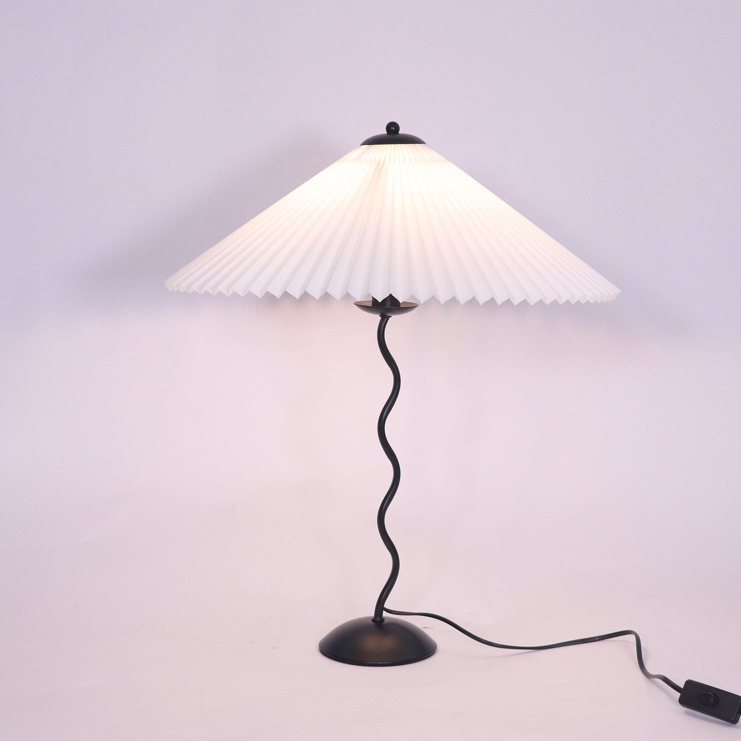 Squiggle bordlampe – Moderne stilfuld lampe til stue, soveværelse og kontor