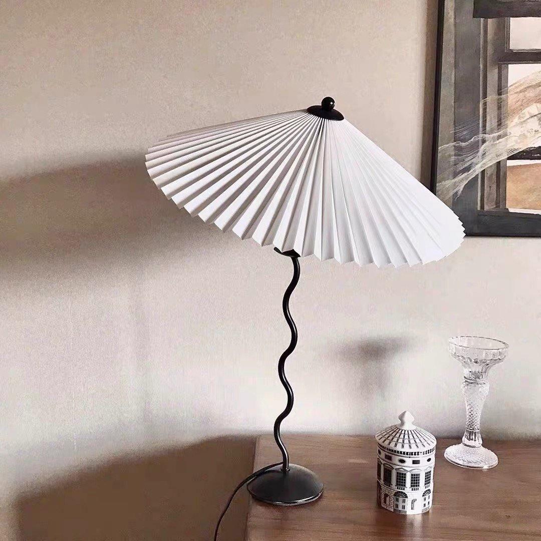 Squiggle bordlampe – Moderne stilfuld lampe til stue, soveværelse og kontor