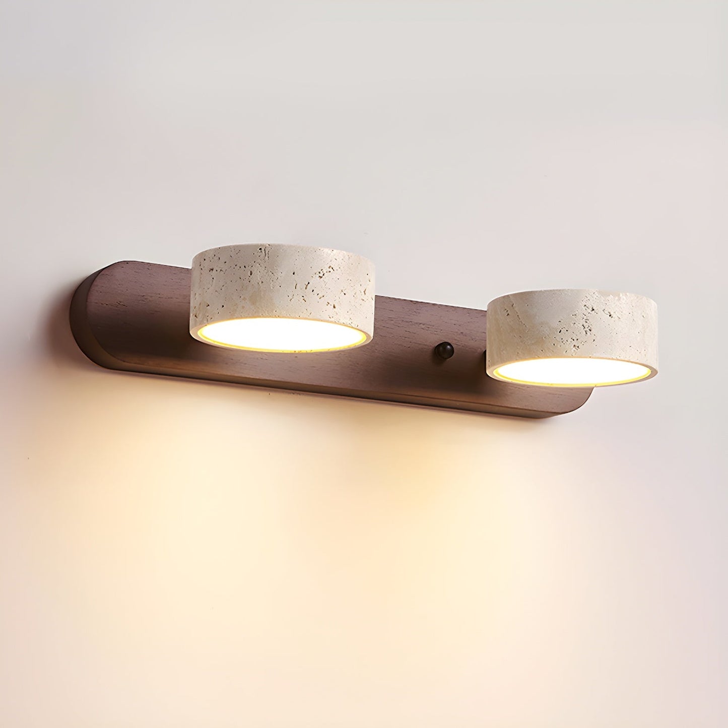 Travertine DuoGlow – Elegant Væglampe med Dobbelt Lampekonsol i Natursten til Eksklusiv Indretning