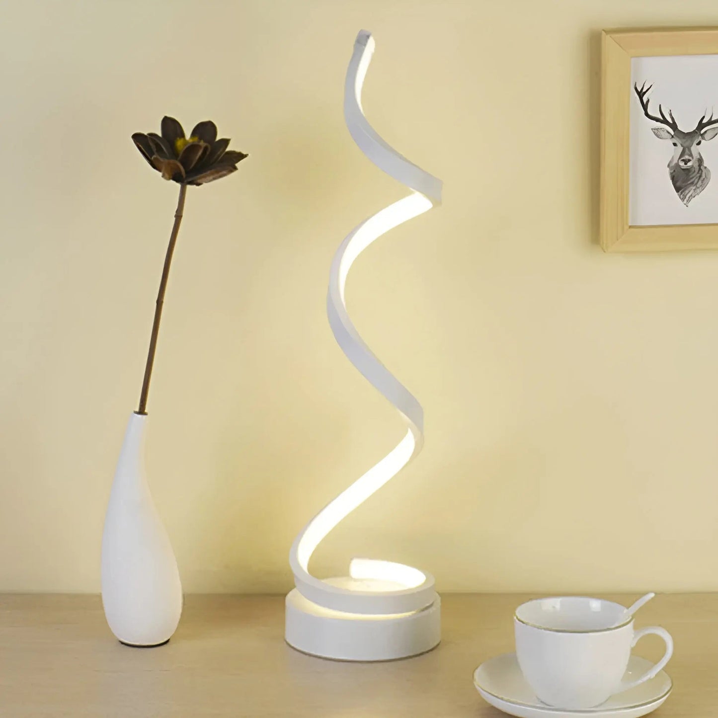 LumaSpire Lamp – Moderne Spiralformet LED Bordlampe med Øjenvendtligt Lys og Bæredygtigt Design
