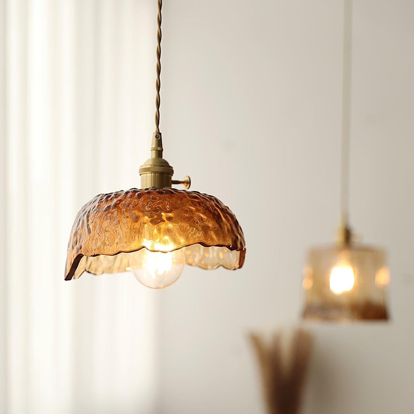 Vintage pendel i brunt glas – Elegant retro hængelampe til stue, køkken og spisestue