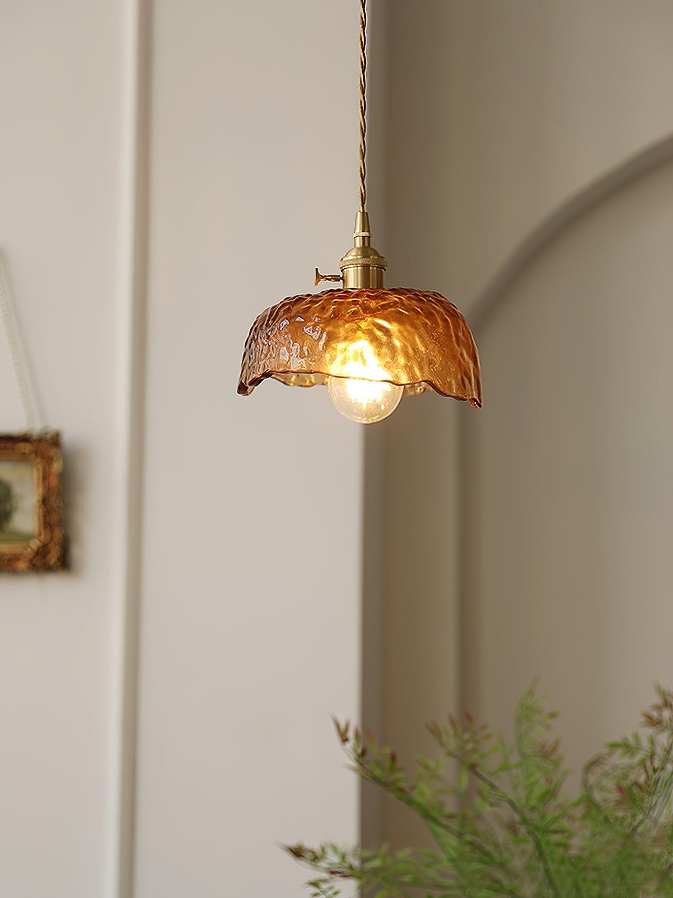 Vintage pendel i brunt glas – Elegant retro hængelampe til stue, køkken og spisestue