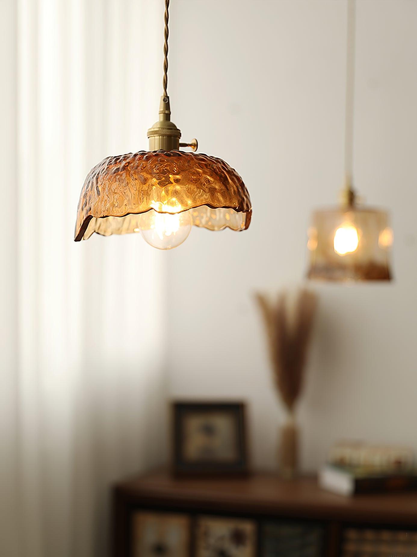 Vintage pendel i brunt glas – Elegant retro hængelampe til stue, køkken og spisestue