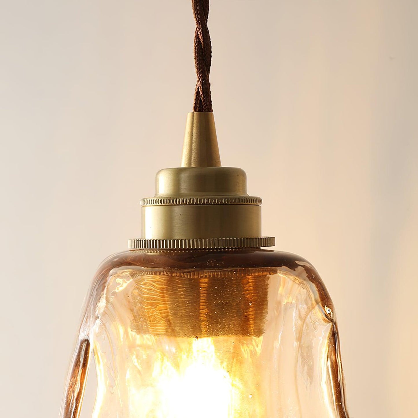 Vintage pendel i brunt glas – Elegant retro hængelampe til stue, køkken og spisestue