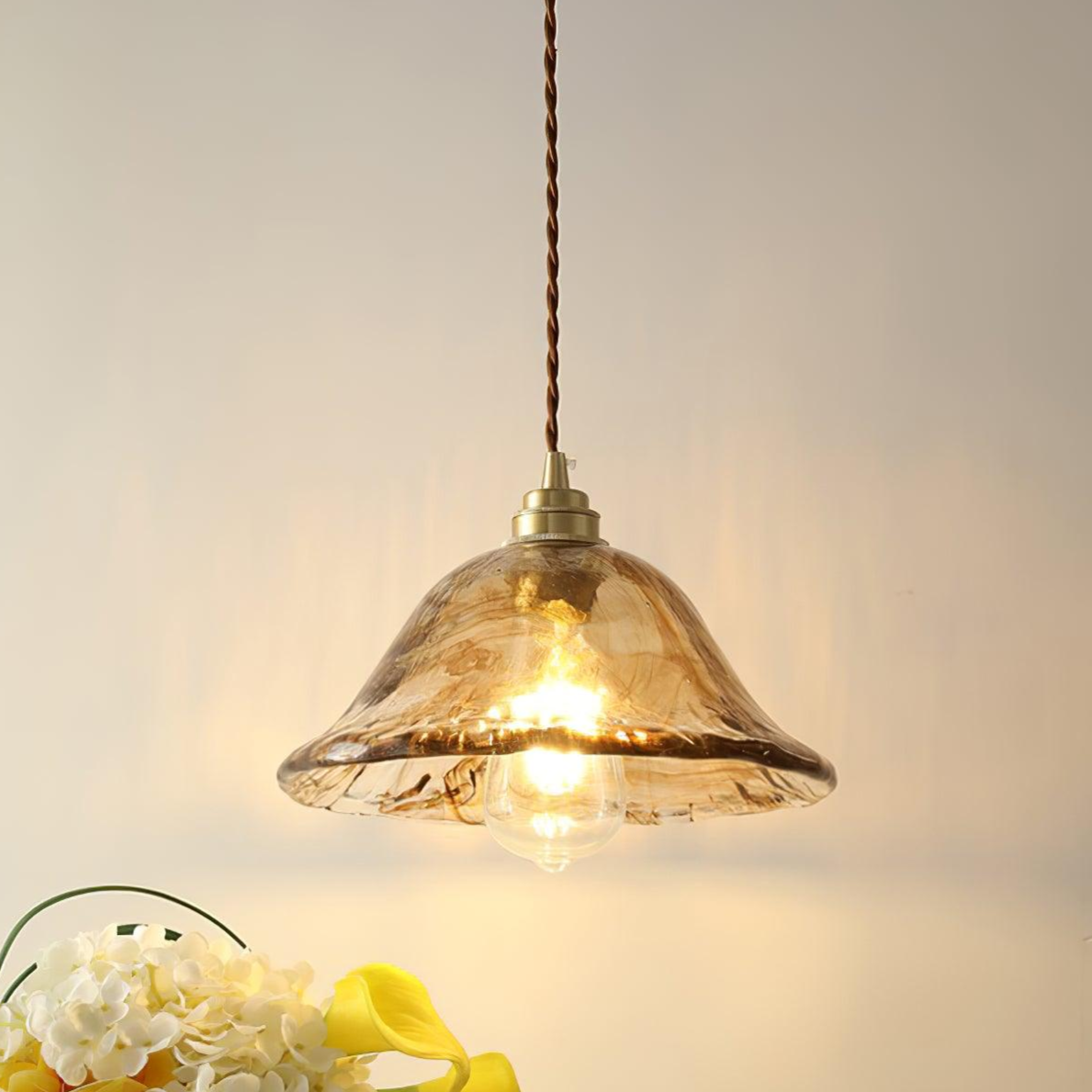 Vintage pendel i brunt glas – Elegant retro hængelampe til stue, køkken og spisestue