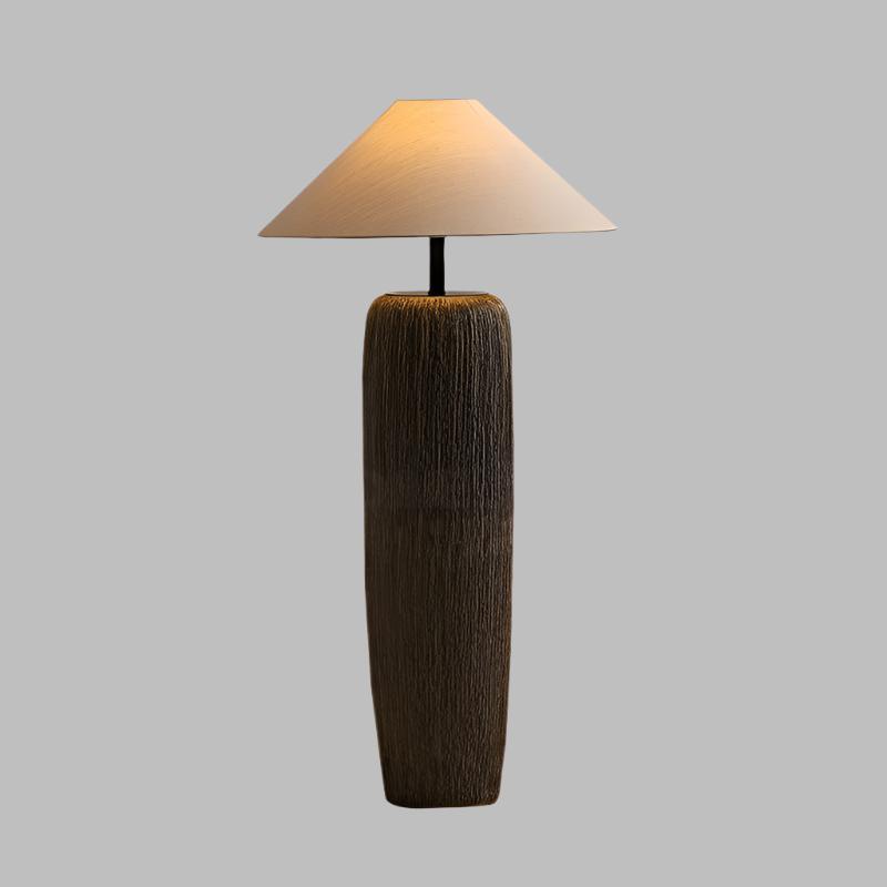 Gulvlampe i vejrbidt træ – Naturlig stilfuld lampe til stue, soveværelse og kontor