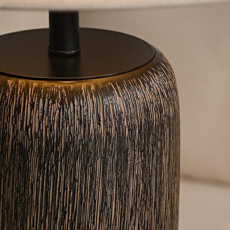 Gulvlampe i vejrbidt træ – Naturlig stilfuld lampe til stue, soveværelse og kontor