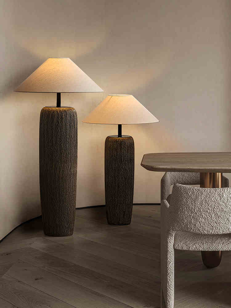 Gulvlampe i vejrbidt træ – Naturlig stilfuld lampe til stue, soveværelse og kontor