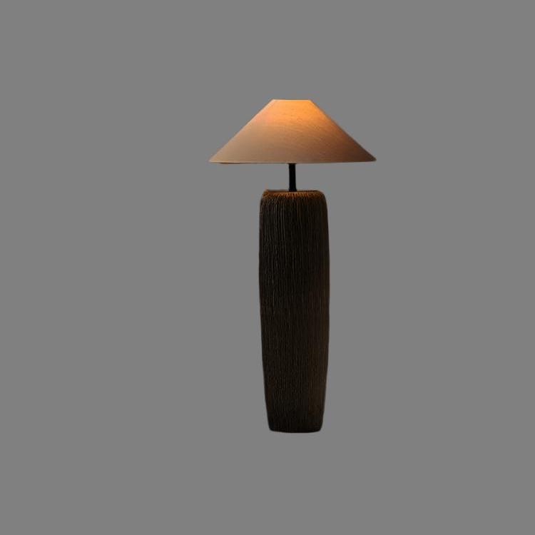 Gulvlampe i vejrbidt træ – Naturlig stilfuld lampe til stue, soveværelse og kontor
