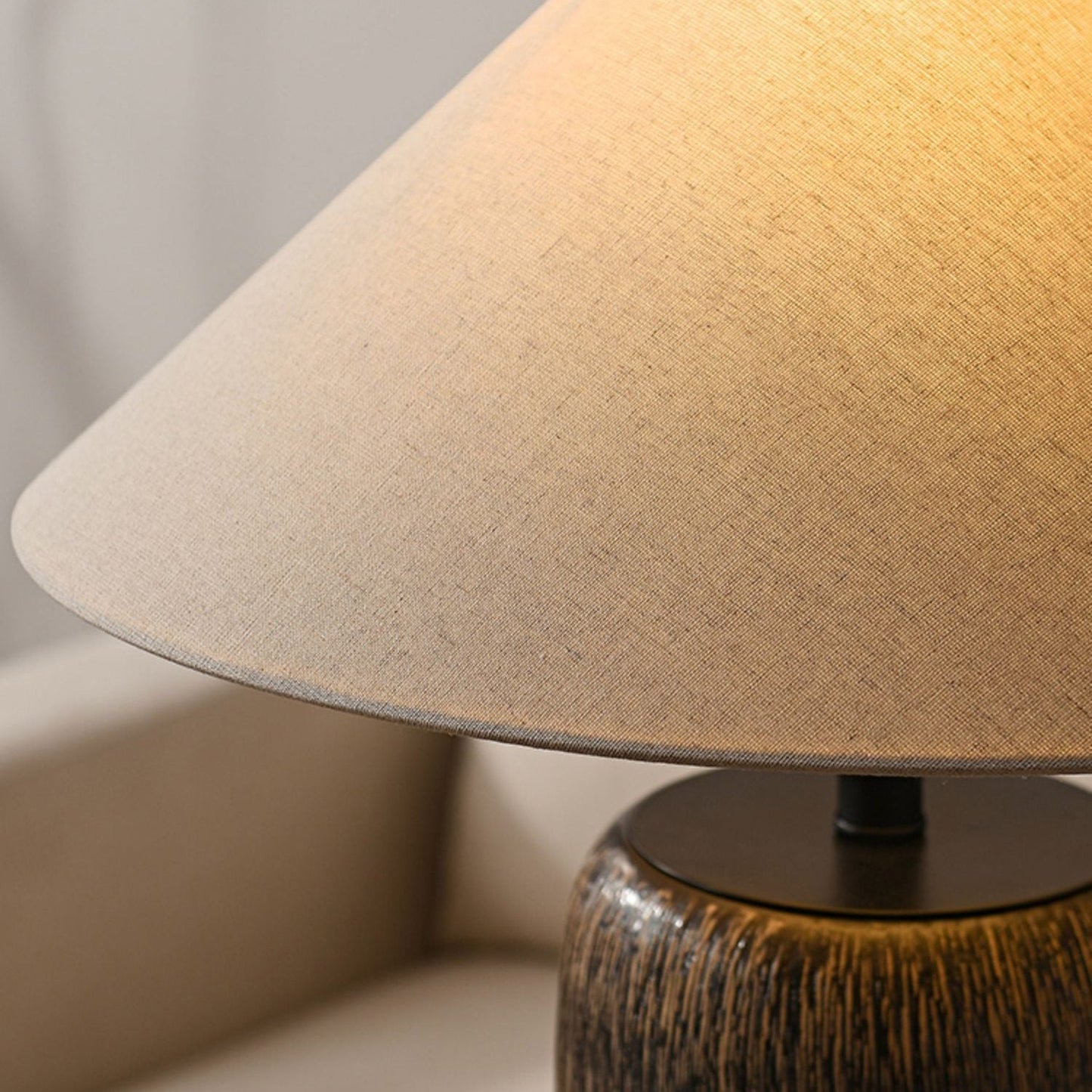 Gulvlampe i vejrbidt træ – Naturlig stilfuld lampe til stue, soveværelse og kontor
