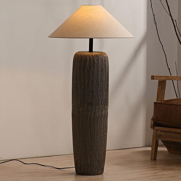 Gulvlampe i vejrbidt træ – Naturlig stilfuld lampe til stue, soveværelse og kontor