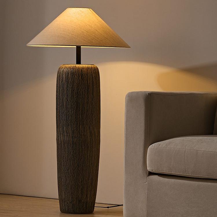 Gulvlampe i vejrbidt træ – Naturlig stilfuld lampe til stue, soveværelse og kontor