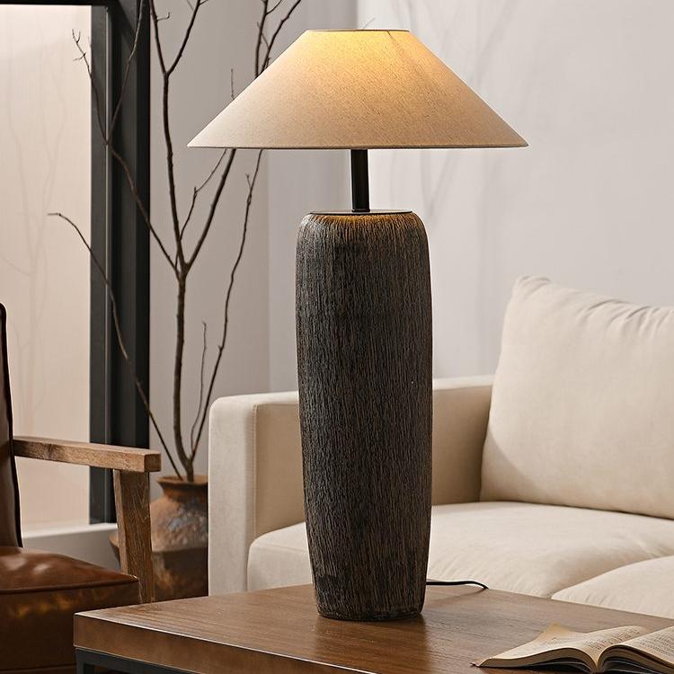 Gulvlampe i vejrbidt træ – Naturlig stilfuld lampe til stue, soveværelse og kontor