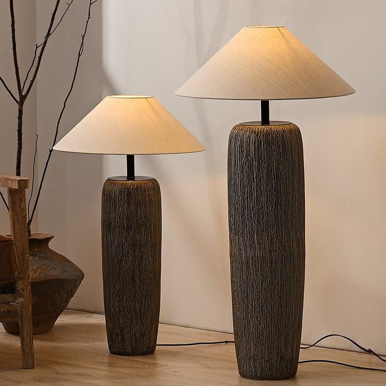 Gulvlampe i vejrbidt træ – Naturlig stilfuld lampe til stue, soveværelse og kontor