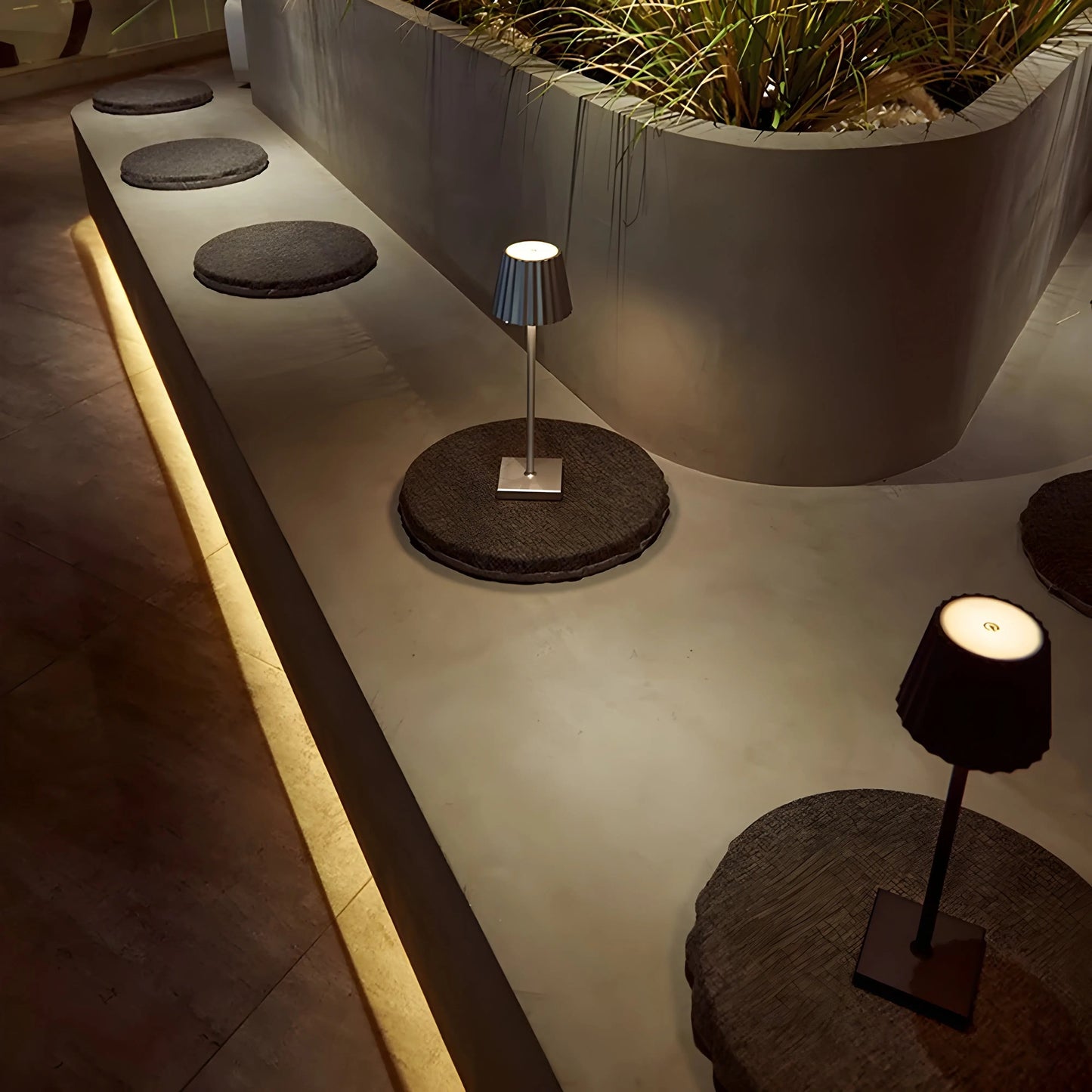 LumoLuxe Halo – Moderne Trådløs LED Bordlampe med USB-opladning