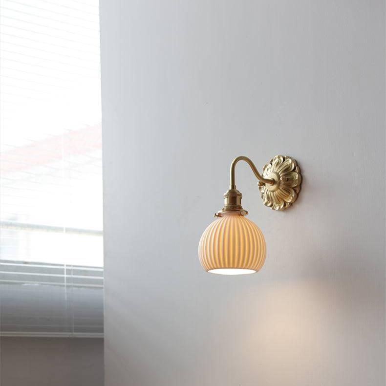 BrassCeram Glow – Elegant Væglampe i Keramik med Messingdetaljer til Klassisk og Moderne Indretning
