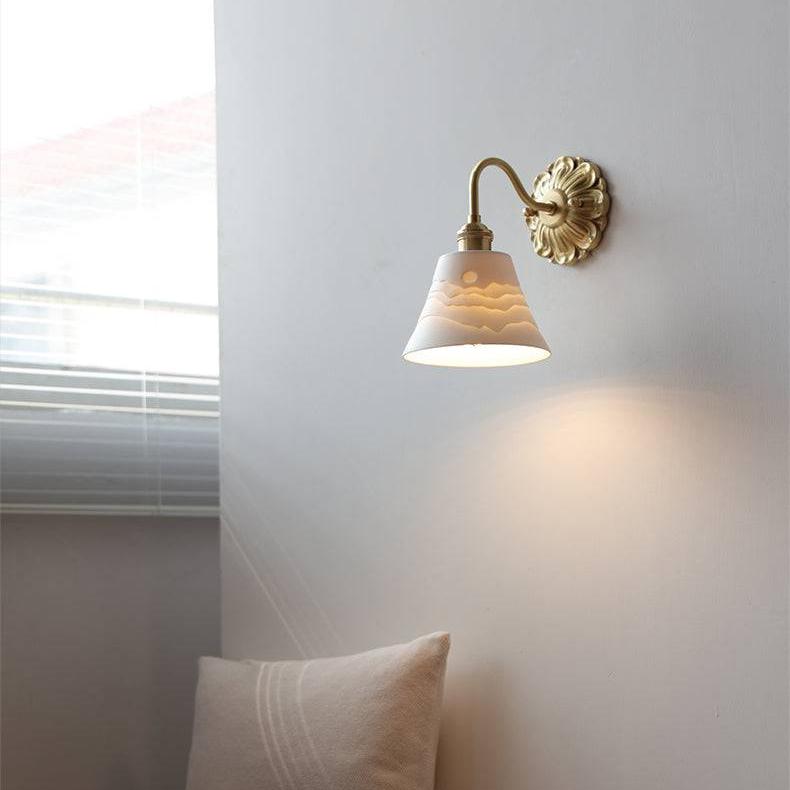 BrassCeram Glow – Elegant Væglampe i Keramik med Messingdetaljer til Klassisk og Moderne Indretning