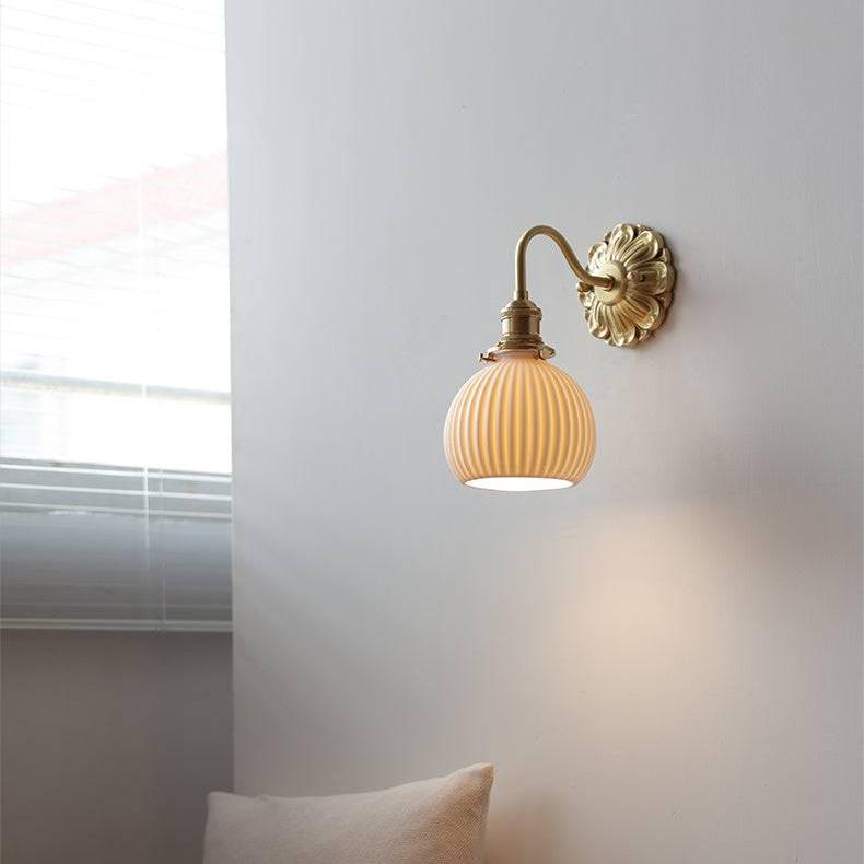 BrassCeram Glow – Elegant Væglampe i Keramik med Messingdetaljer til Klassisk og Moderne Indretning