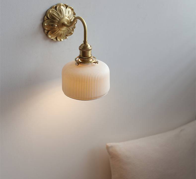 BrassCeram Glow – Elegant Væglampe i Keramik med Messingdetaljer til Klassisk og Moderne Indretning