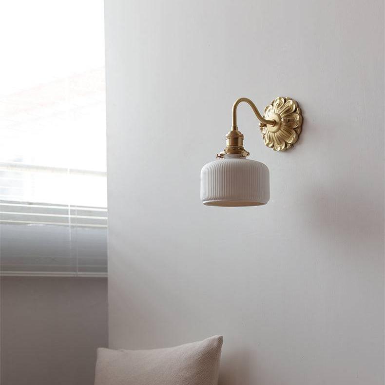 BrassCeram Glow – Elegant Væglampe i Keramik med Messingdetaljer til Klassisk og Moderne Indretning