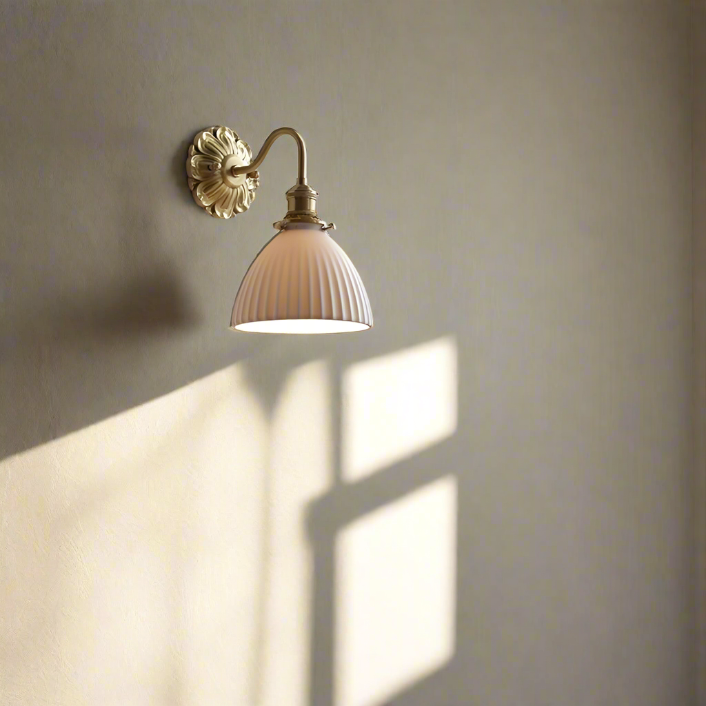 BrassCeram Glow – Elegant Væglampe i Keramik med Messingdetaljer til Klassisk og Moderne Indretning