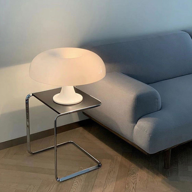 Mushroom Minimal – Svampeformet Bordlampe i Minimalistisk Design til Moderne Indretning