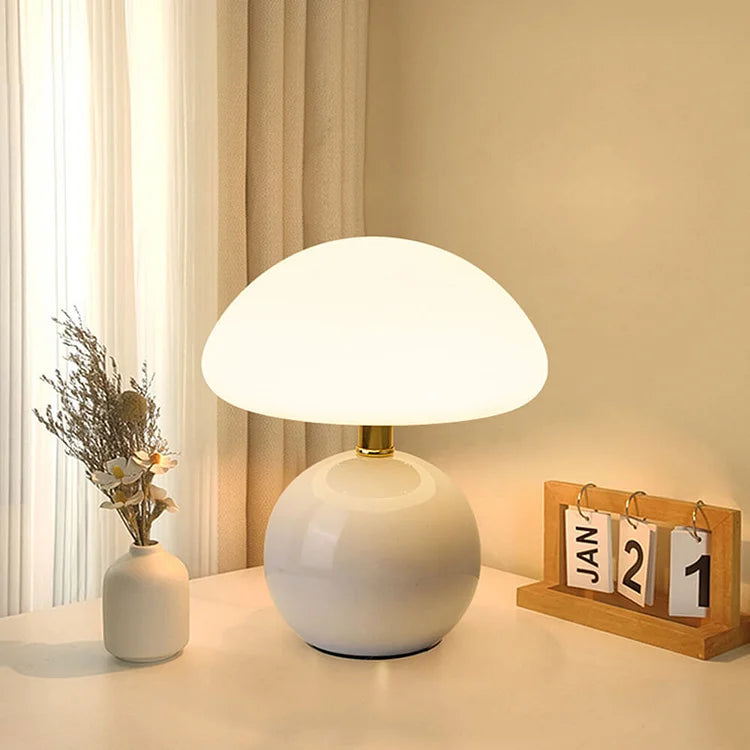 Mushroom Lumière – Fransk Bordlampe i Cremefarvet Champignon-Design til Elegant og Retro Indretning