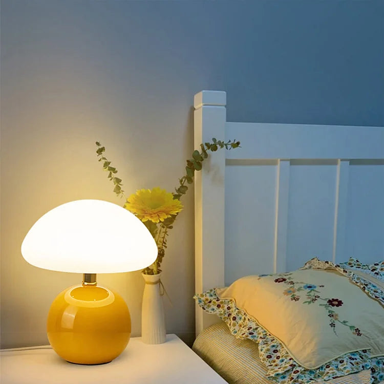 Mushroom Lumière – Fransk Bordlampe i Cremefarvet Champignon-Design til Elegant og Retro Indretning