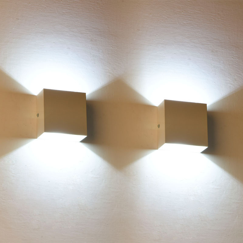 AquaLux LED – Moderne Vandtæt Væglampe i Aluminium til Udendørs og Indendørs Belysning