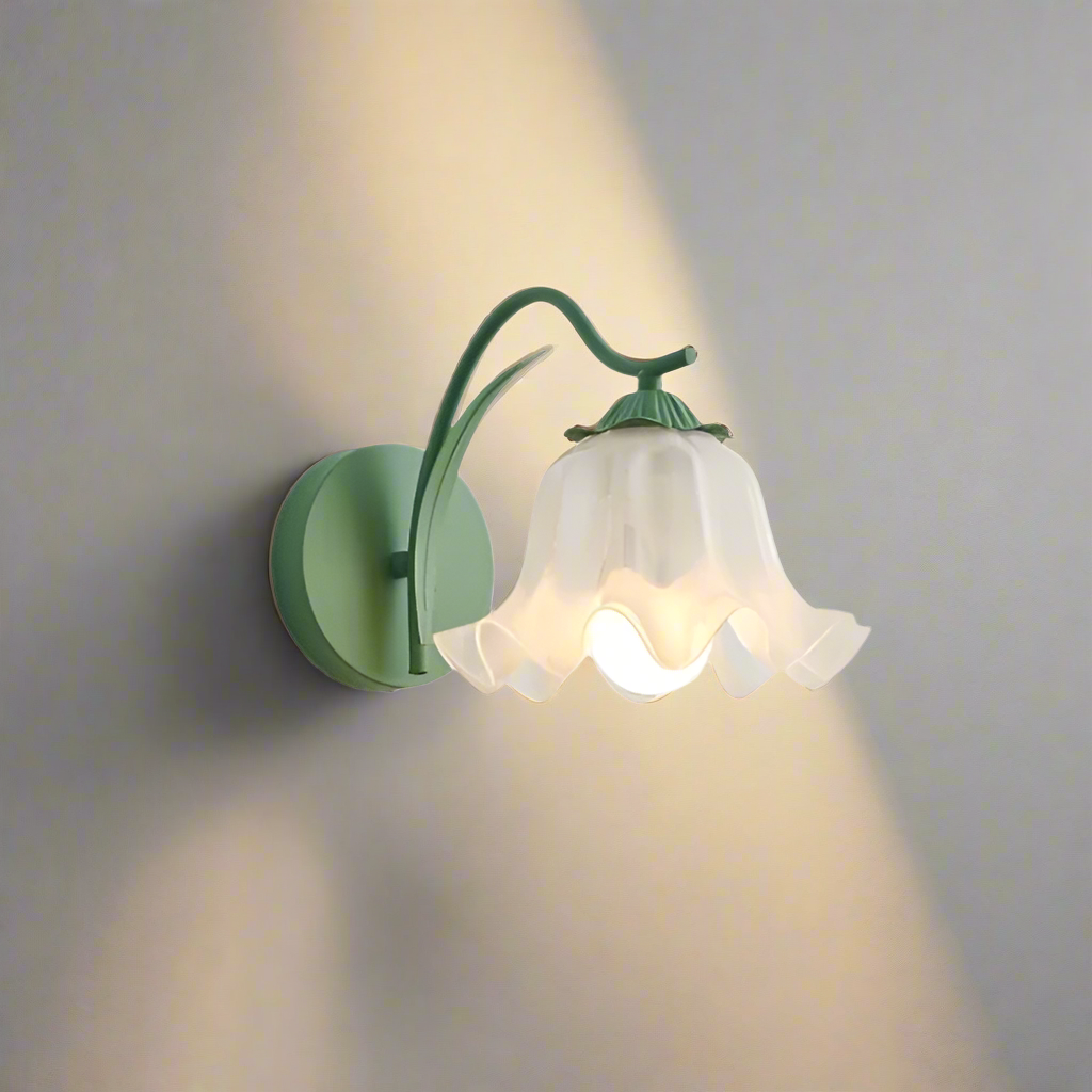 FleurRetro – Fransk Væglampe i Retrodesign med Haveblomstmotiv til Romantisk Indretning