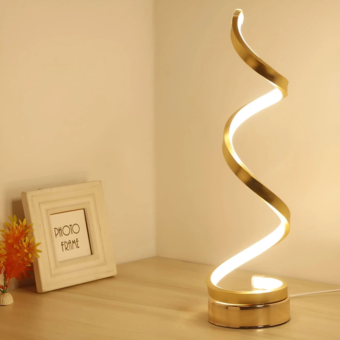 LumaSpire Lamp – Moderne Spiralformet LED Bordlampe med Øjenvendtligt Lys og Bæredygtigt Design
