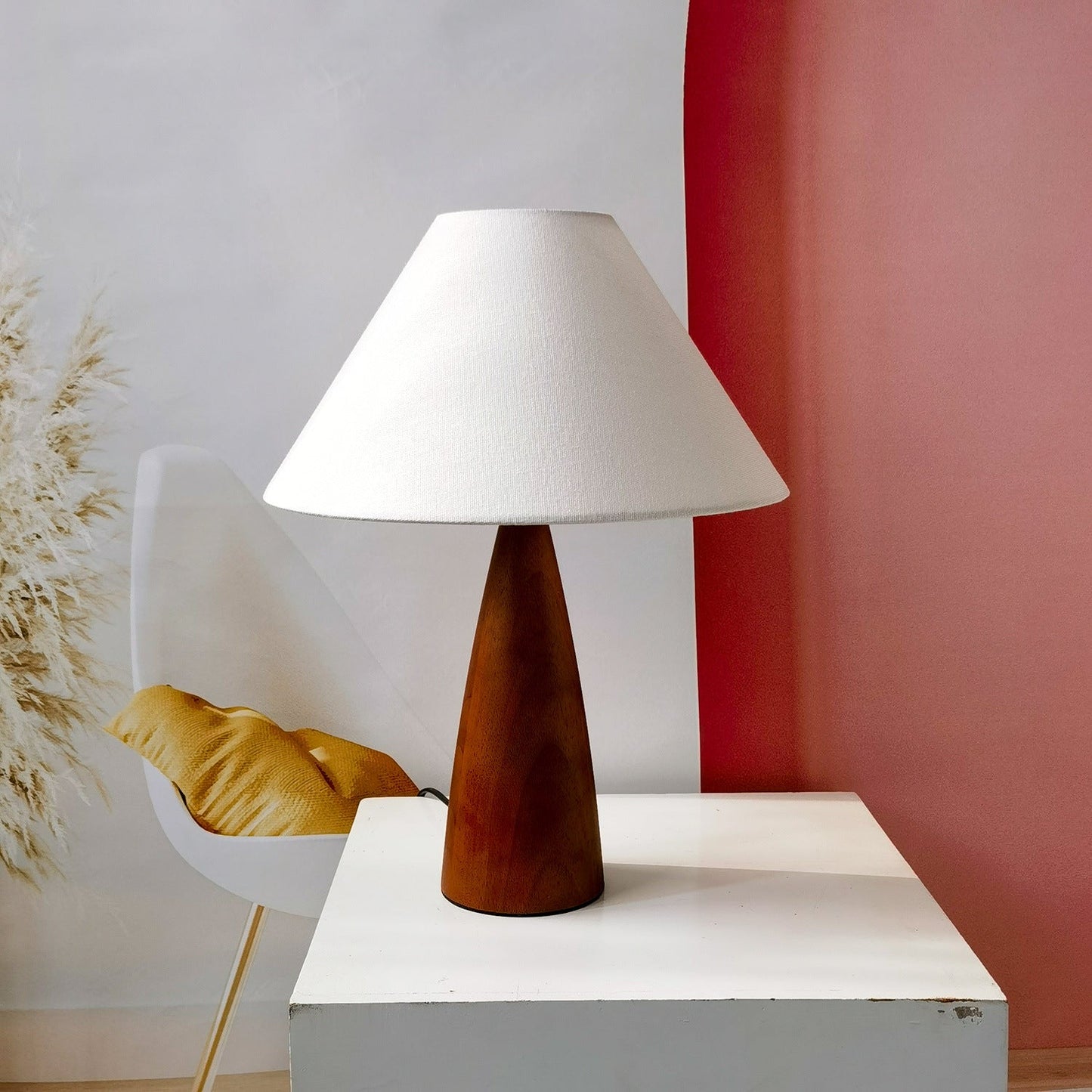 CenturyWood – Eksklusiv Bordlampe i Massivt Træ med Klassisk Århundredestil