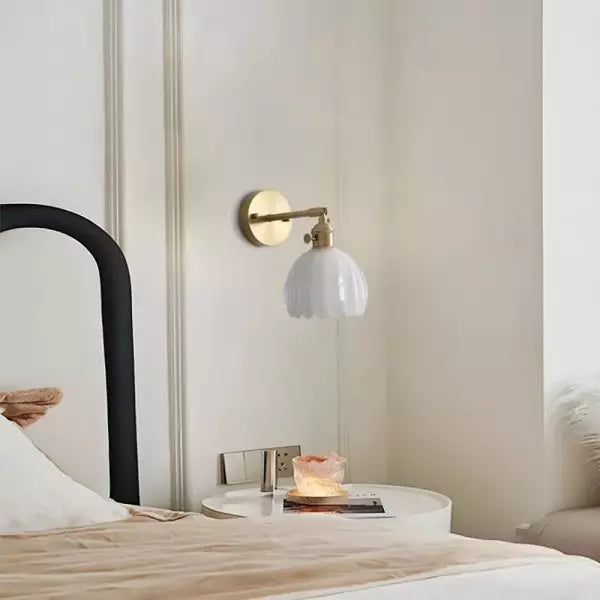 TulipGlow Retro – Væglampe i Glas med Tulipan- og Blomsterknopdesign til Klassisk Indretning
