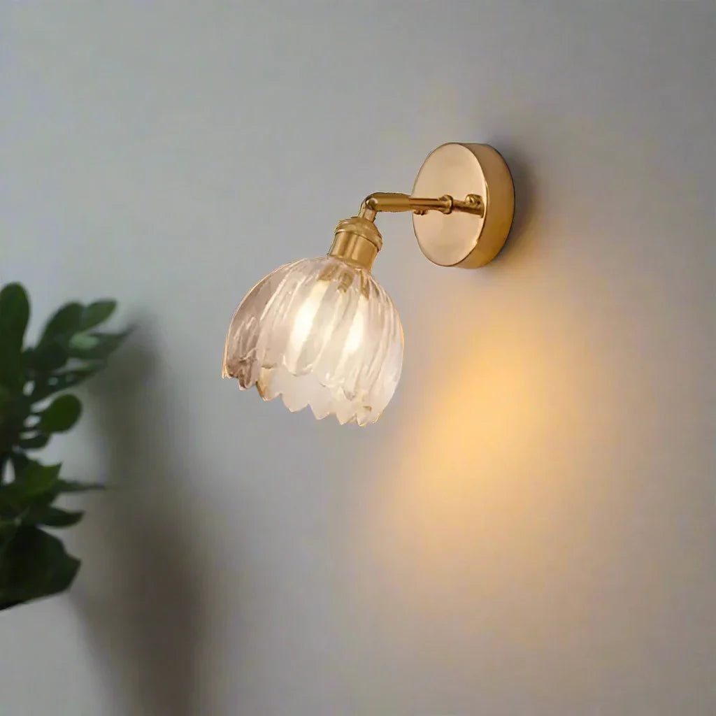 TulipGlow Retro – Væglampe i Glas med Tulipan- og Blomsterknopdesign til Klassisk Indretning