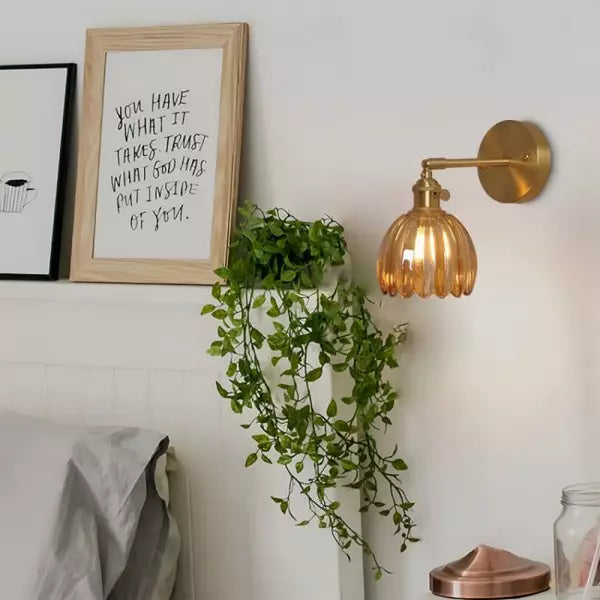 TulipGlow Retro – Væglampe i Glas med Tulipan- og Blomsterknopdesign til Klassisk Indretning
