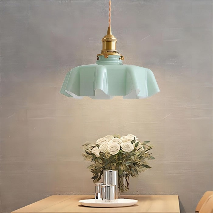 FloraRetro – Vintage Hængelampe i Glas med Blomsterdesign og Cremefarvet Detalje