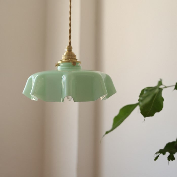 FloraRetro – Vintage Hængelampe i Glas med Blomsterdesign og Cremefarvet Detalje