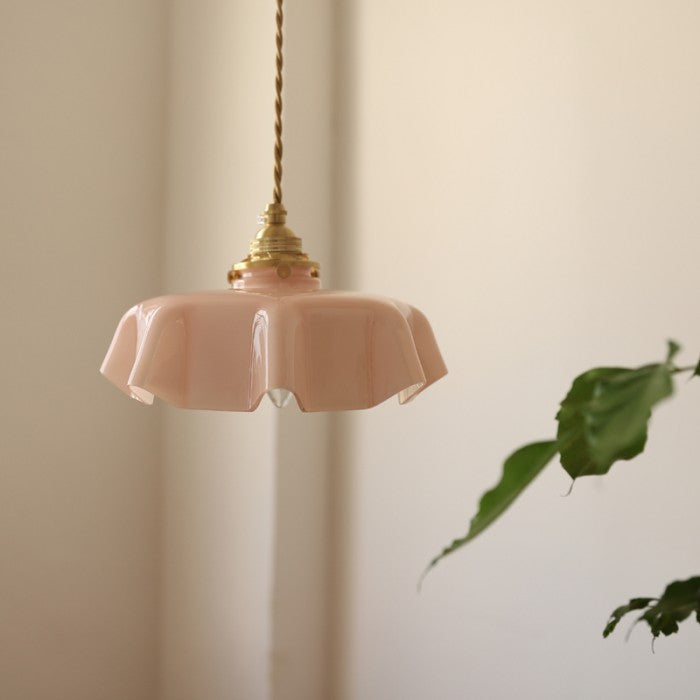 FloraRetro – Vintage Hængelampe i Glas med Blomsterdesign og Cremefarvet Detalje