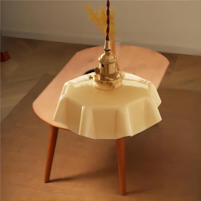 FloraRetro – Vintage Hængelampe i Glas med Blomsterdesign og Cremefarvet Detalje