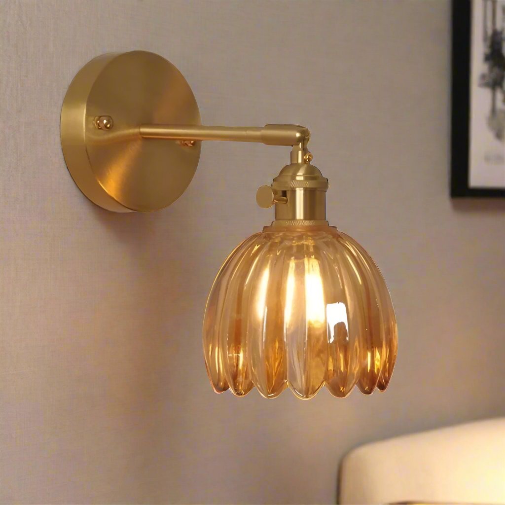 TulipGlow Retro – Væglampe i Glas med Tulipan- og Blomsterknopdesign til Klassisk Indretning