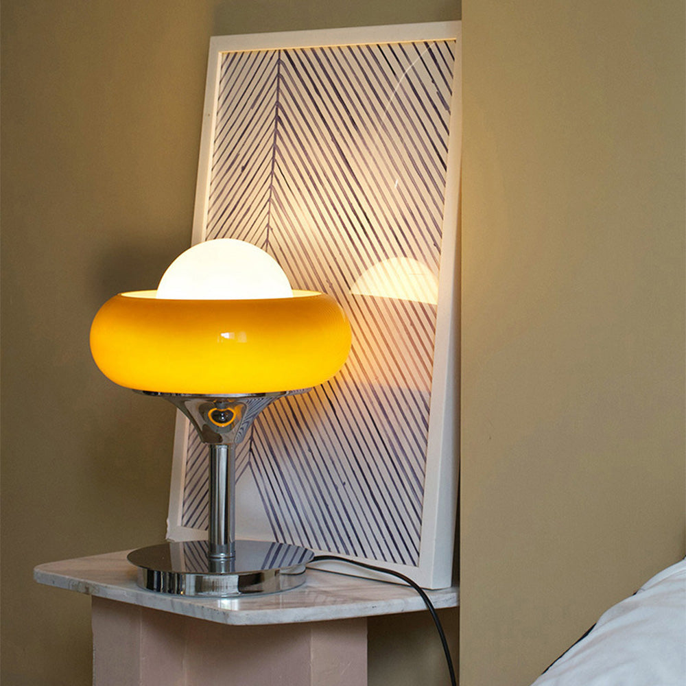 Bauhaus Vintage – Bordlampe i Gult Glas med Tidløst Retrodesign