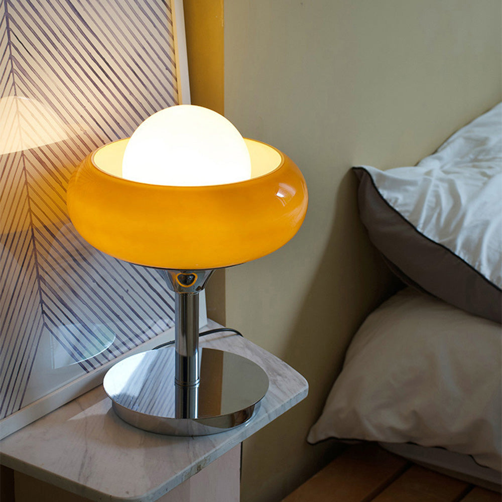 Bauhaus Vintage – Bordlampe i Gult Glas med Tidløst Retrodesign