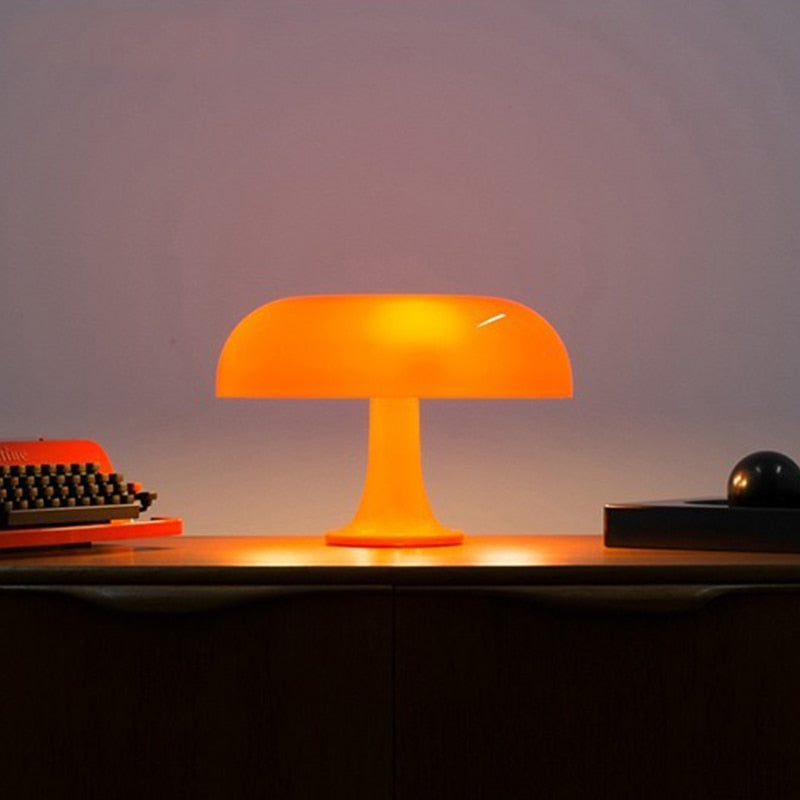 Mushroom Minimal – Svampeformet Bordlampe i Minimalistisk Design til Moderne Indretning