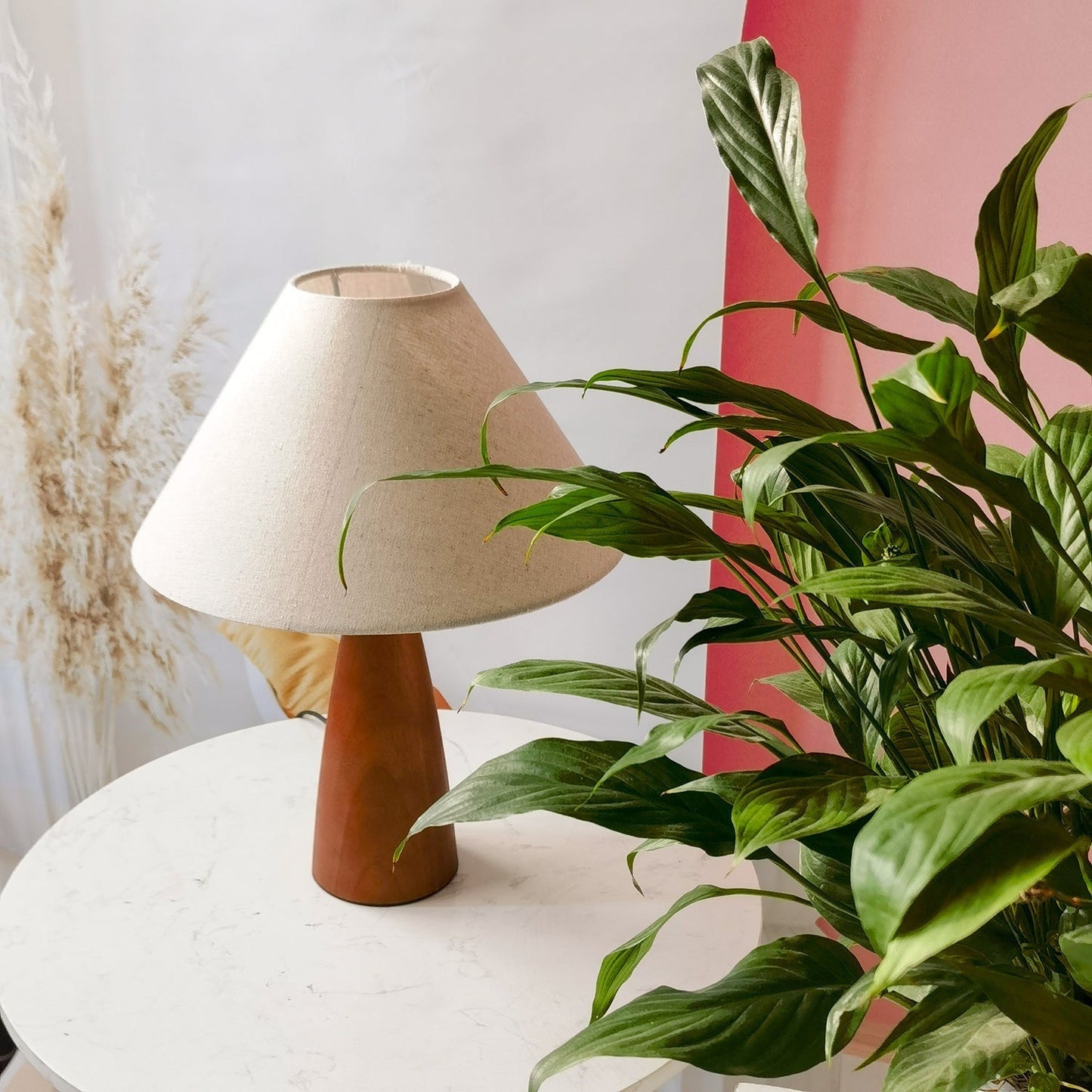CenturyWood – Eksklusiv Bordlampe i Massivt Træ med Klassisk Århundredestil