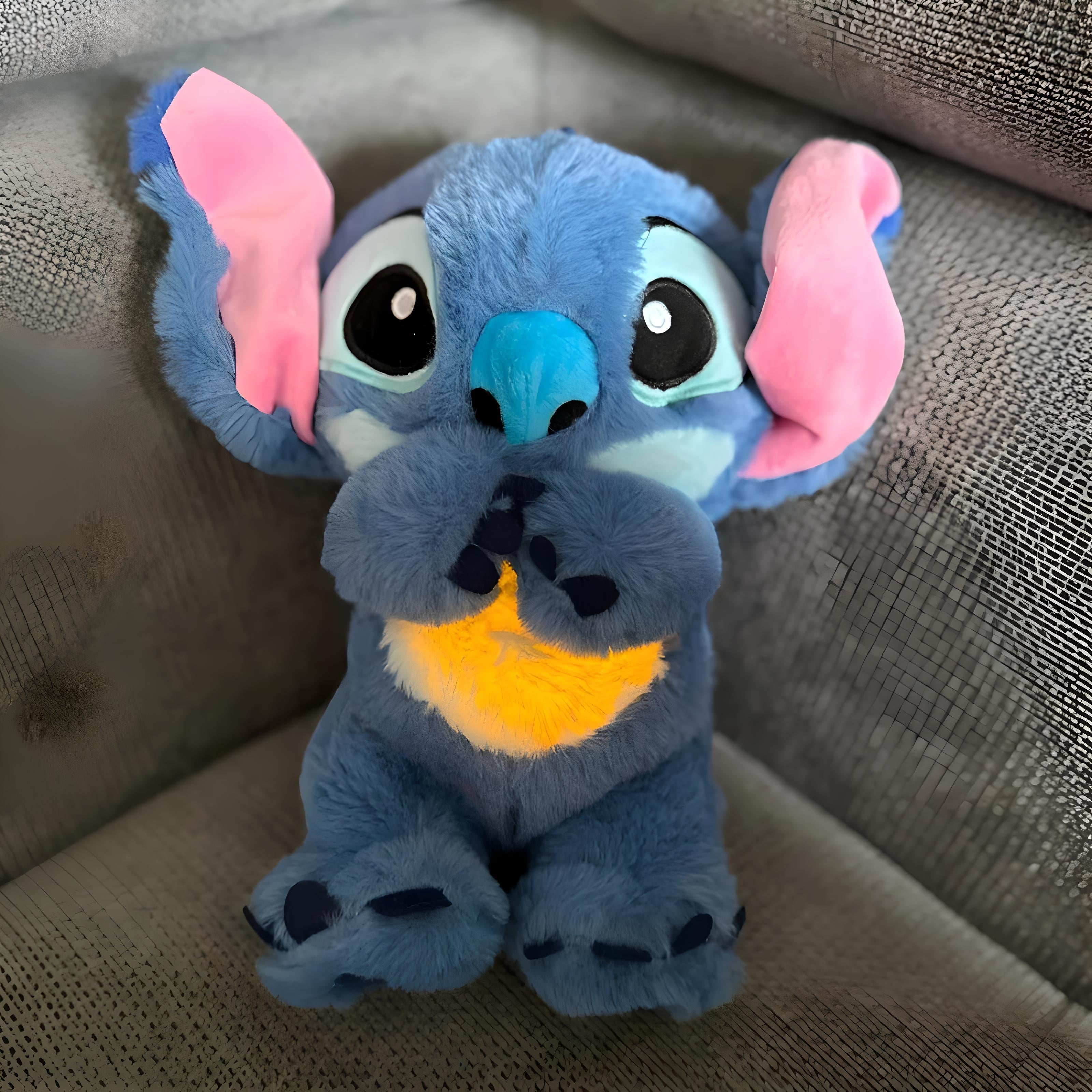 Cuddle Stitch – Beroligende Krammebamse med Rolig Vejrtrækning og Blide Melodier