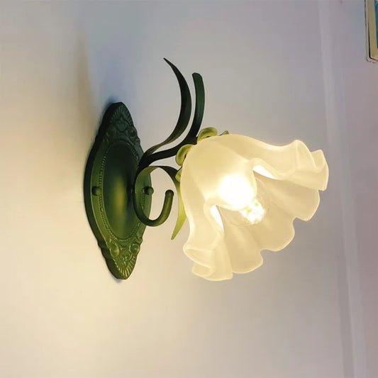 LilyBell Glow – Elegant Væglampe i Liljekonvaldesign til Romantisk og Naturlig Indretning