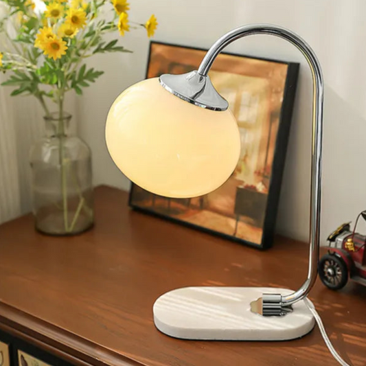 Skumfidus bordlampe i metal og glas – Moderne stilfuld lampe til stue, soveværelse og kontor