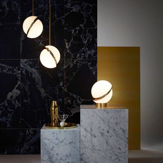 Halvmåne Pendel – Moderne Loftlampe i Unikt Måneformet Design til Spisestue og Stue